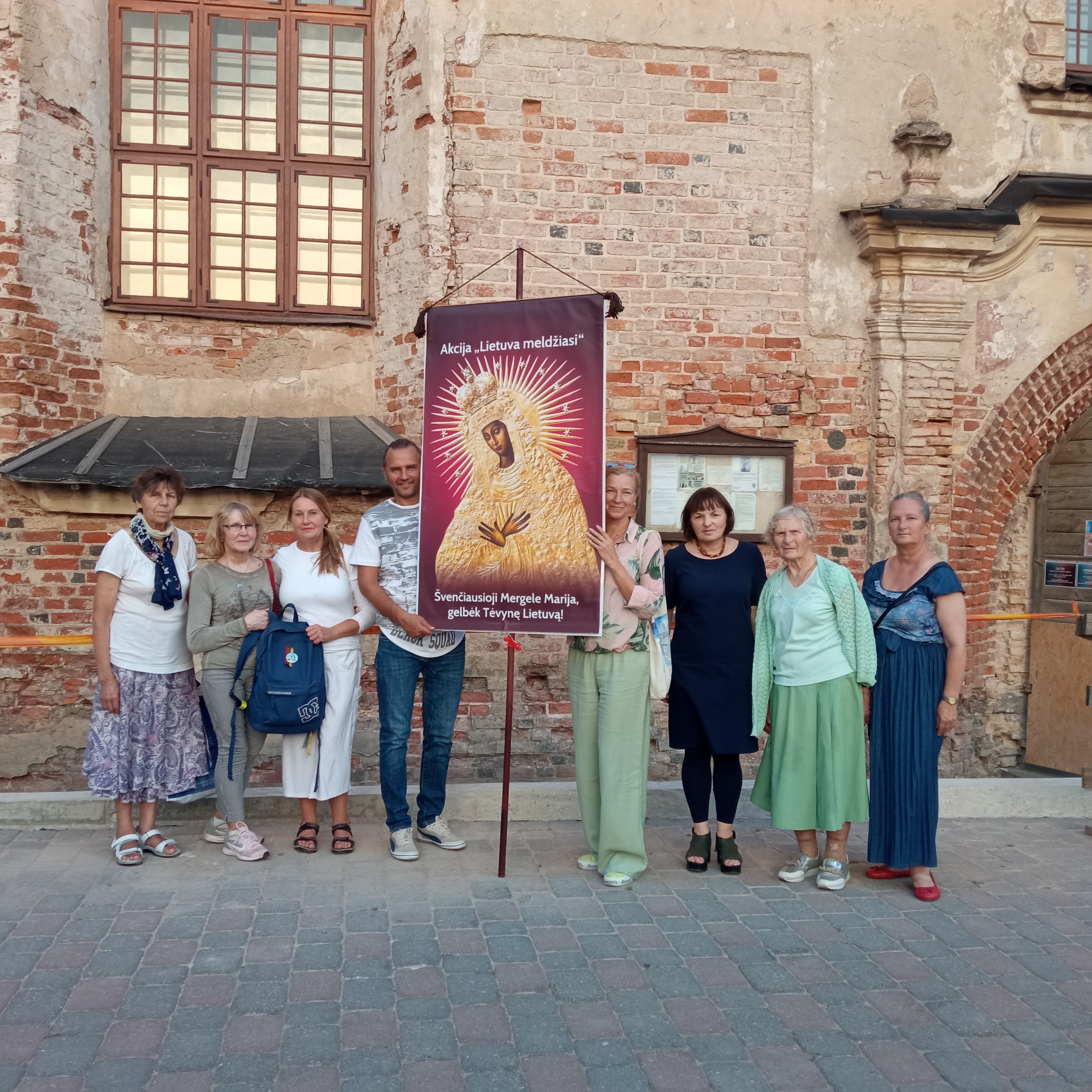 Rugsėjo 13 d. Vilniuje meldėsi 8 maldininkai. Nuo katedros ėjome iki Pranciškonų bažnyčios, meldėmės prie prezidentūros.
